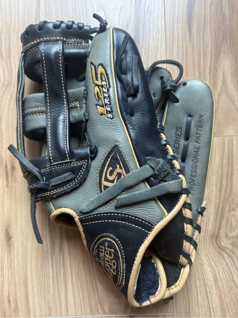 Louisville Slugger 125 Series Professional Pattern Leather Glove RHT 12.5